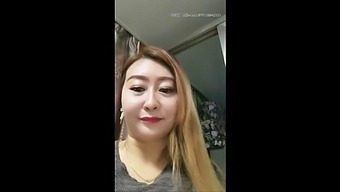 Una Matura Milf Cinese Si Dà Piacere Da Sola