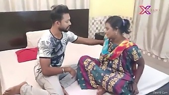 Nụ Hôn Nồng Cháy Của Dì Ấn Độ Niharika Với Người Mẹ Già Desi Trưởng Thành
