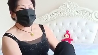 Bà Mẹ Già Châu Á Trưởng Thành Bị Đụ Mạnh