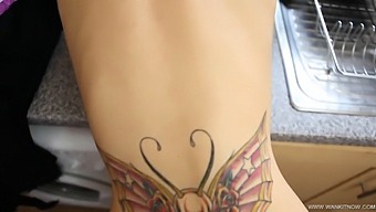 La Sexy Sorella Della Tua Ragazza Ti Invita A Fare Sesso Con Lei Sul Piano Della Cucina