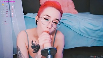 Cô Gái Dễ Thương Đối Đầu Với Máy Địt Trong Một Cảnh Blowjob Nóng Bỏng