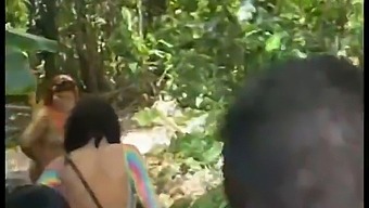 Κάναμε Όργιο Στην Παραλία Κατά Τη Διάρκεια Της Πεζοπορίας Μας.