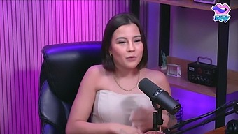 Bị Mắc Kẹt Không Mặc Quần Áo Trong Phòng Thu Âm.