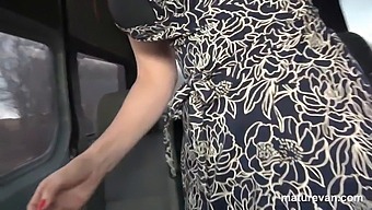 Yaşlı Kadın Bir Kamyonette Mahsur Kalan Çifti Sürüyor