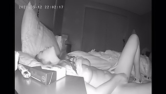 Una Donna Riservata Si Masturba Prima Di Andare A Letto Con Una Telecamera Nascosta Per Un'Esperienza Umoristica E Voyeuristica.