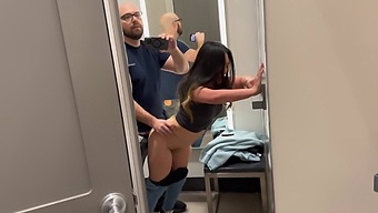 Bella Donna Asiatica In Un Camerino Di Un Negozio In Un Video Bollente Ad Alta Definizione.
